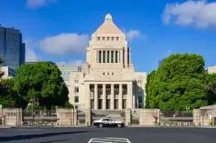 青空に映える国会議事堂