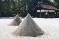 京都市の世界遺産上賀茂神社 円錐状の立砂