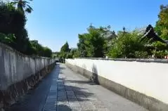 初秋の一華院と同聚院の間の小道