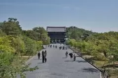 仁和寺の山門と参道