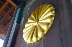 靖国神社の神門の菊の御紋