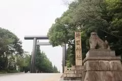 靖国神社の大鳥居と狛犬