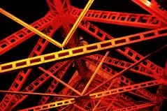 真下から見る東京タワー