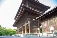 京都観光-南禅寺の門と新緑