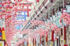 花飾りで華やかな春の天神橋筋商店街