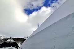 酸ヶ湯温泉と雪の壁