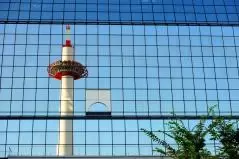 京都駅に映る京都タワー