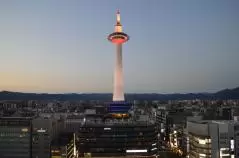 春の夕暮れの京都タワーと街並み