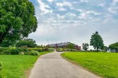 遠くに赤レンガ倉庫が見える芝生のある風景