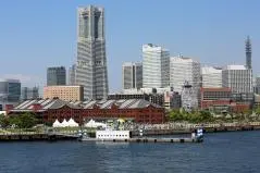 赤レンガ倉庫と高層建物群