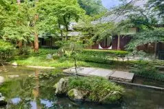 明月院本堂後庭園から見る丸窓（悟りの窓）