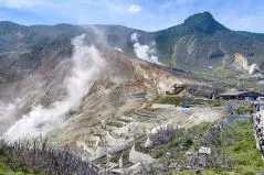 箱根の大涌谷駅前から眺める冠ヶ岳と大涌谷