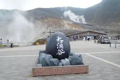 箱根大涌谷の黒タマゴの像