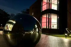 夜の東京都美術館