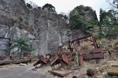 岩舞台に残る古い機械