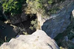 千葉 鋸山の地獄覗きを覗き込み