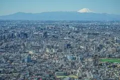 東京都庁の展望台から見える東京の街並みと富士山
